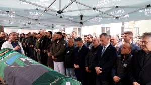 Tribünden düşerek ölen taraftarın cenazesi defnedildi