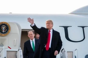 Trump’ın Uçak Anısı Gülüşmelere Yol Açtı