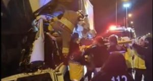 Tünel çıkışında facia: Hurdaya dönen kamyonda baba hayatını kaybetti