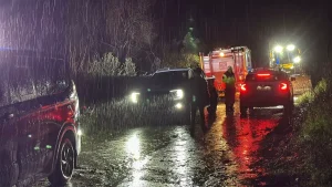 Turgutlu’da Sel 2 Aracı Mahsur Bıraktı