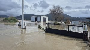 Türkiye genelinde alarm: Fırtına ve sağanak, hayatı felç etti