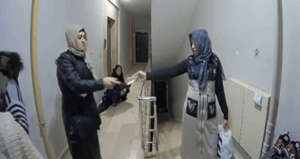 Türkiye kimlik kartlarıyla hırsızlık yapan kadınlar kamera