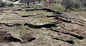 Türkiye’deki bu köy 67 yıldır yerinden kayıyor! Evler boşaltıldı, valilik açıklama yaptı