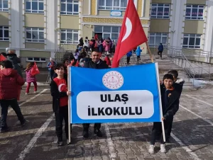 Ulaş’ta Öğrencilerden Bayrak Yürüyüşü
