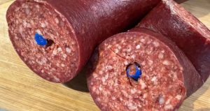 Ünlü sucuk markasının içinden plastik çıktı!