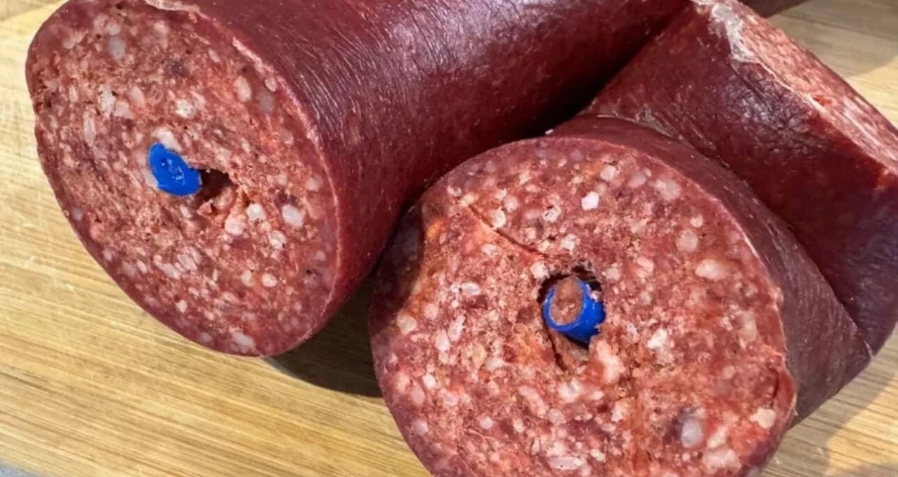 Ünlü sucuk markasının içinden plastik çıktı!