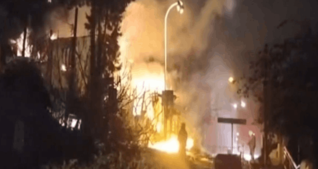 Üsküdar’da 2 katlı bina alev alev yandı