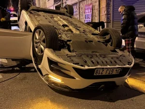 Üsküdar’da Yokuş Aşağı Araç Kazası