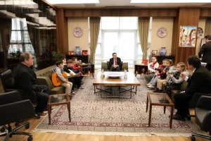 Vali Işın, Müzik Topluluğunu Kabul Etti