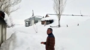 Van’da Yoğun Kar Yağışı 76 Yeri Kapatmış