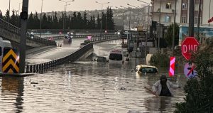 Yağış aniden bastırdı, ilçe sular altında kaldı