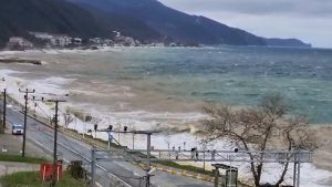 Yalova’da fırtına: Dev dalgalar Esenköy kıyılarını vurdu