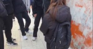 Yine akran zorbalığı! 13 yaşındaki kızı diz çöktürüp darbettiler