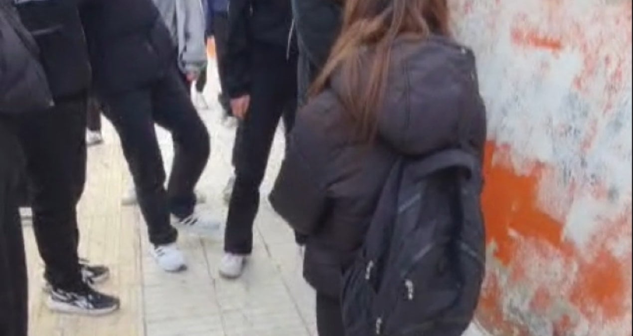 Yine akran zorbalığı! 13 yaşındaki kızı diz çöktürüp darbettiler