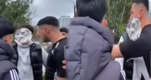 Yine aynı saç kesimi yine zorbalık: “Ben senin karınım öp lan şimdi elini”