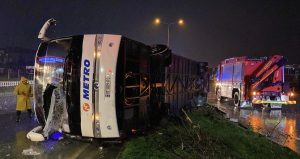 Yolcu otobüsü devrildi, 6 kişi yaralandı
