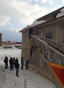 Yüksekova’da Kar Temizlerken Çatıda Asılı Kaldı