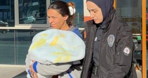1 aylık bebeğinin bezinde uyuşturucu sakladı!