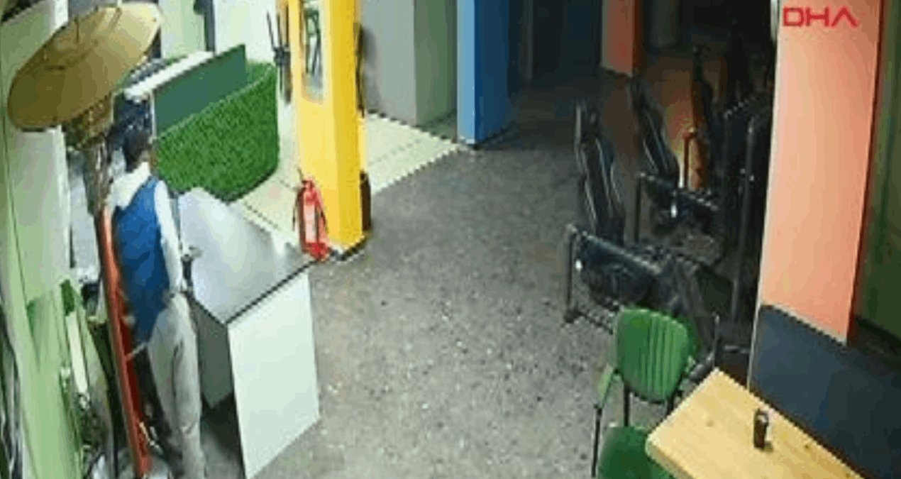 17 yaşındaki genç internette bıçaklandı: O anlar kamerada