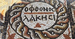 3 bin yıllık antik kentte ‘kıskanan çatlasın’ yazılı mozaik bulundu