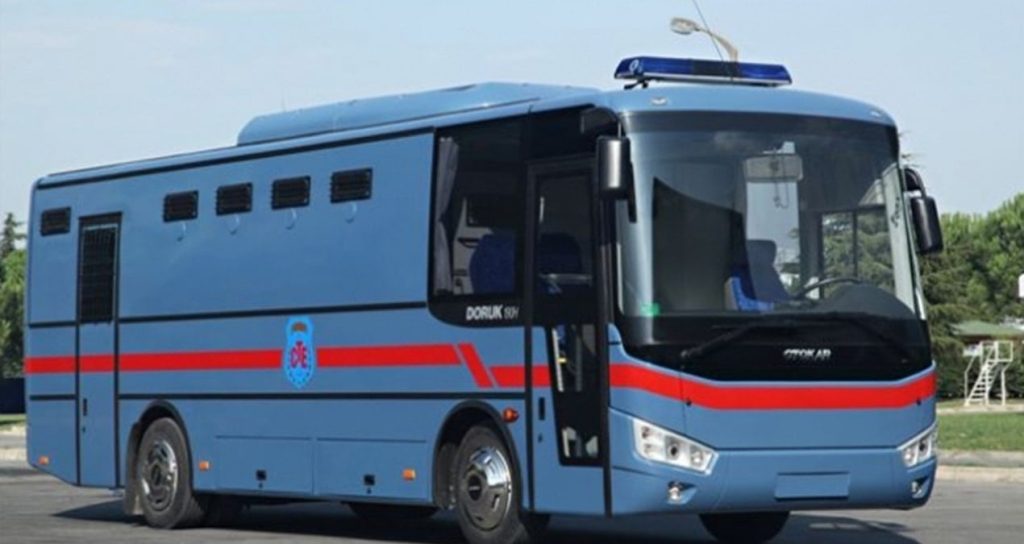 40 dakika boyunca kelepçeyle taşındı