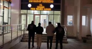 61 yıl hapisle aranıyordu, sahte polis kılığında soygun yaparken yakalandı