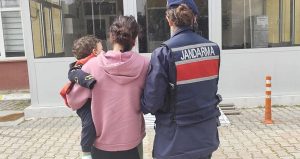 7 ayrı suçtan 20 yıl hapsi olan kadın kucağında bebeğiyle cezaevine girdi