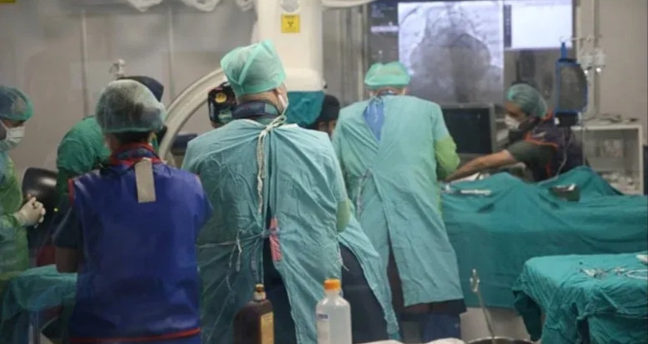 70 kişilik grup saldırdı doktorlar  3 saat kilitli kaldı