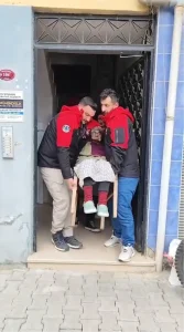 85 Yaşındaki Kadın Heyelanlı Yoldan Kurtarıldı