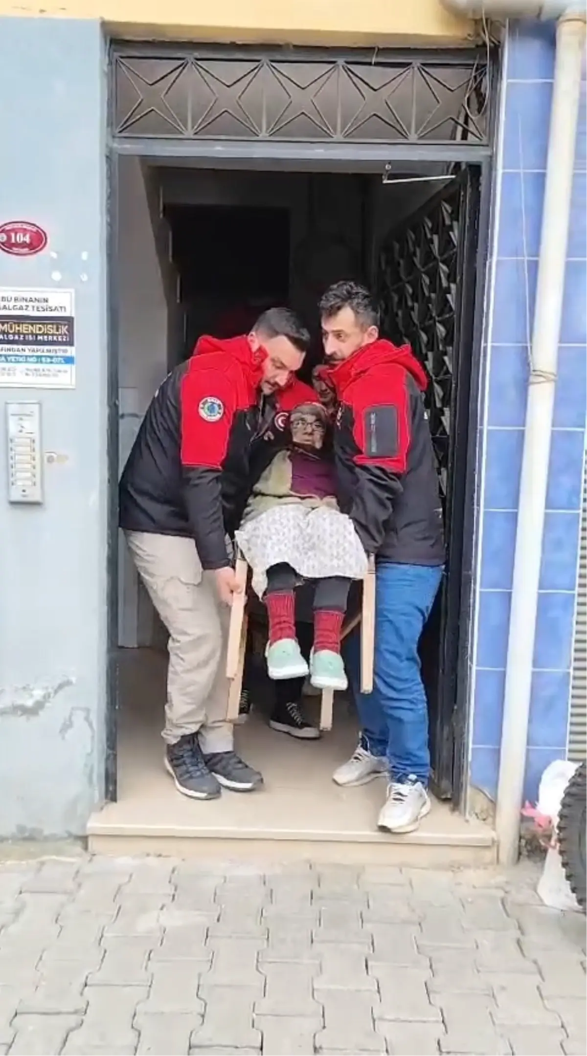 85 Yaşındaki Kadın Heyelanlı Yoldan Kurtarıldı