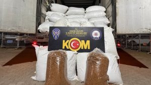 Adana’da 3 tondan fazla kaçak tütün ele geçirildi