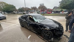 Adana’da lüks aracı ile ölümden döndü, milyonluk otomobil hava yastığı açmadı