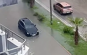 Adana’da Sağanak Yağış Yolları Göle Döndürdü