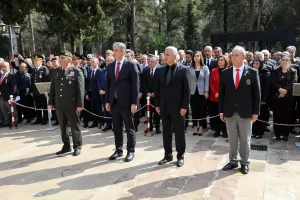 Adana’da şehitlikte 18 Mart anması