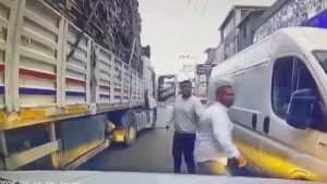 Adana’da tır sürücüsü, yanındaki kişiyle birlikte otomobil sürücüsüne saldırdı