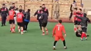 Afyonkarahisar’da amatör maçta bitiş düdüğüyle saha karıştı