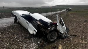 Afyonkarahisar’da feci kaza: Otomobil ikiye bölündü