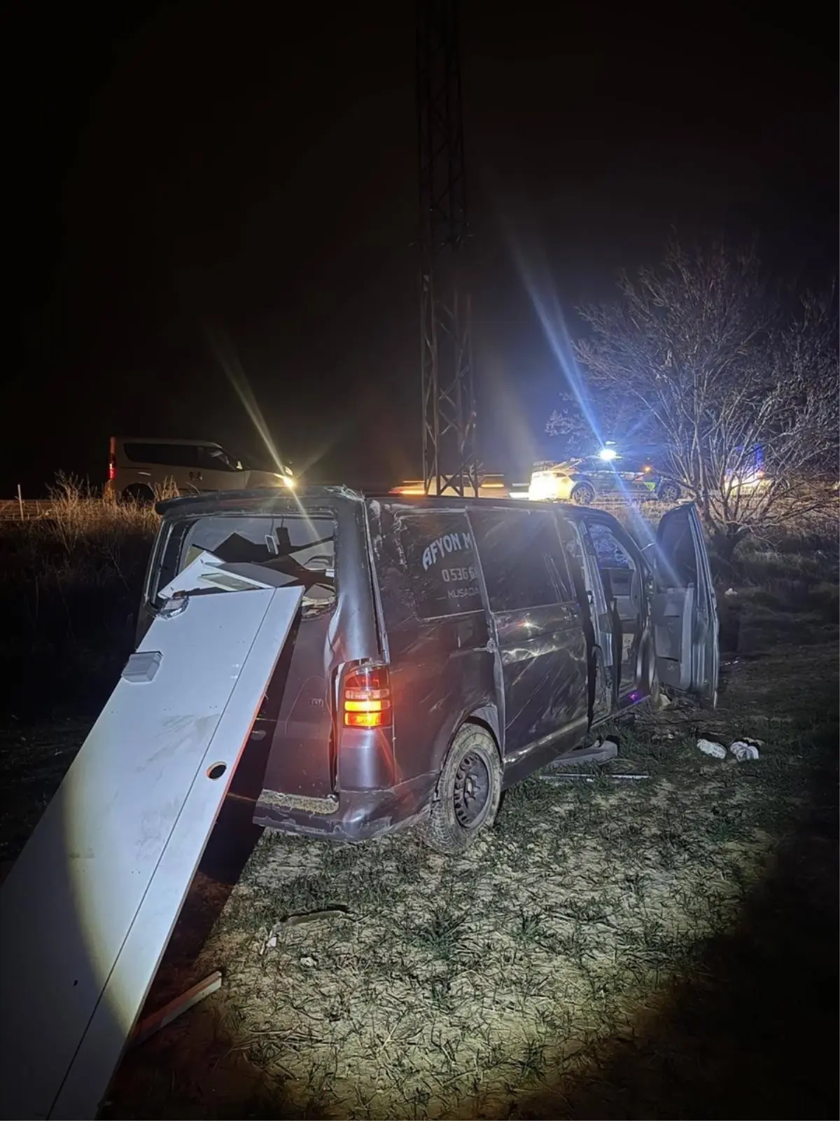 Afyonkarahisar’da Kamyonet Ağaçla Çarpıştı