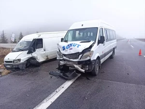Afyonkarahisar’da Minibüs ve Kamyonet Çarpıştı