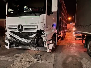 Afyonkarahisar’da Tır ve Araç Çarpıştı: 1 Ölü, 1 Yaralı