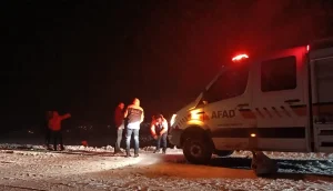 Ağrı’da Tipi Nedeniyle Kamyonet Şarampole Kaydı