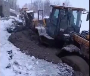 Ahlat’ta İş Makinesi Çamura Saplandı