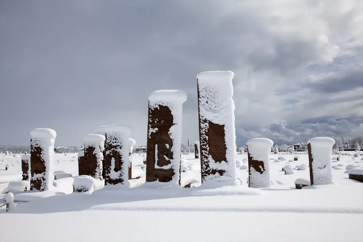 Ahlat’ta Karla Kaplı Tarihi Güzellikler