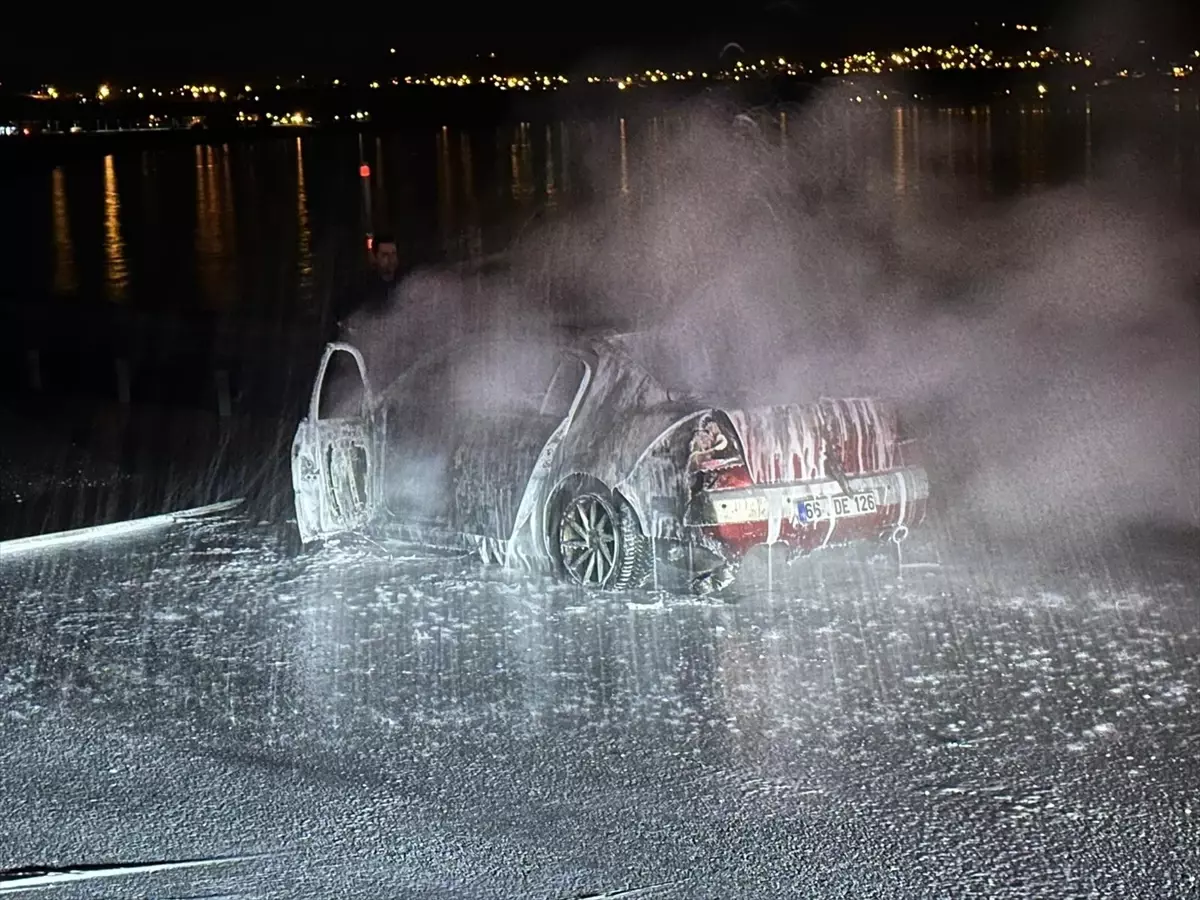 Ahlat’ta Yangın: Otomobil Kullanılamaz Hale Geldi