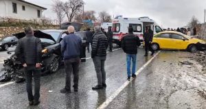 AKP konvoyu kaza yaptı, 2 kişi yaralandı