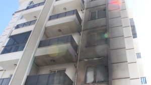 Aksaray’da apartmanda yangın: 10 kişi dumandan etkilendi