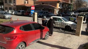 Aksaray’da kapıda aracını park eden şahıs, sürücüleri otoparkta mahsur bıraktı