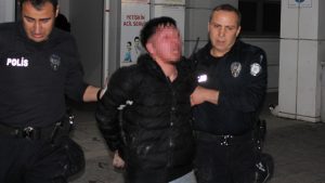 Aksaray’da oğul, annesinin sevgilisini bıçakladı