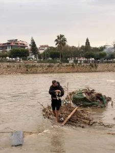 Alanya’da Sürüklenen Kedi Kurtarıldı
