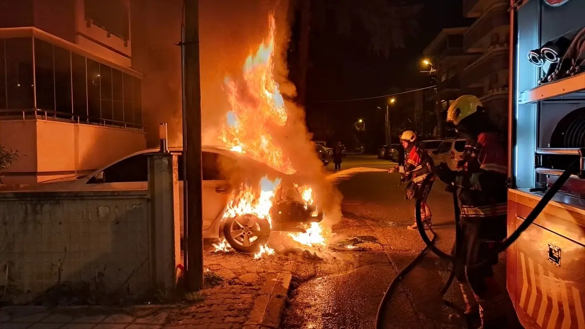 Altıeylül’de Park Halindeki Araçta Yangın